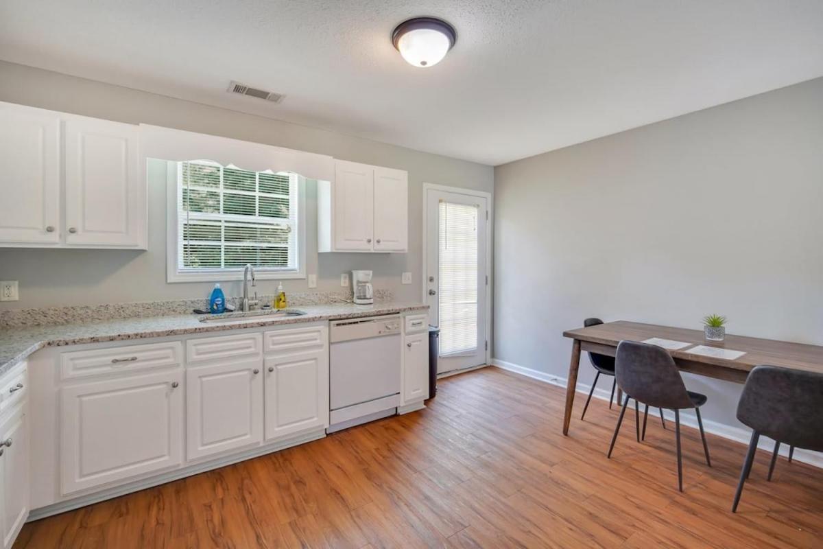 Charming Gray Home- 5 Mins From Gsu! Statesboro Exterior photo